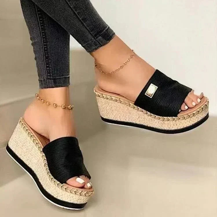 daisy | faux leather flat sandal black