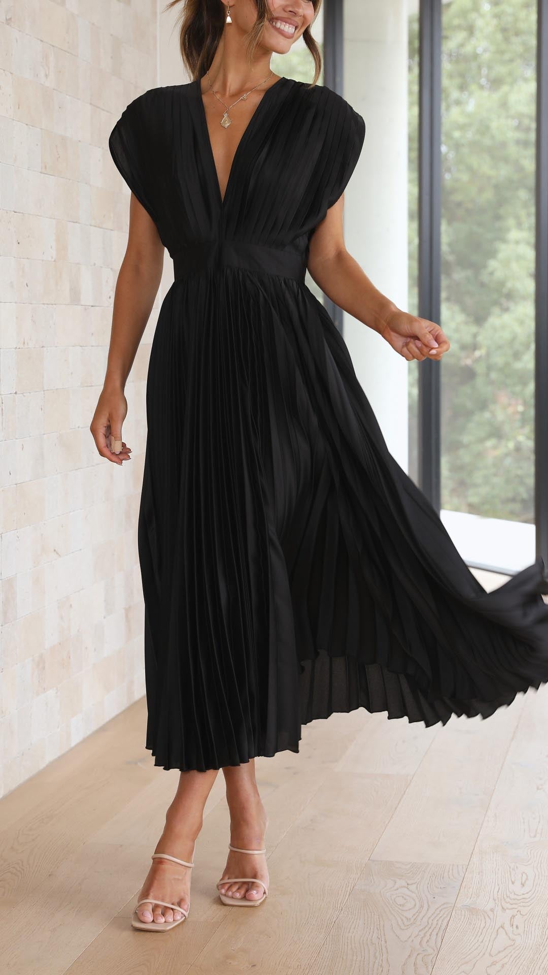daisy | pleated v-neck maxi dress black