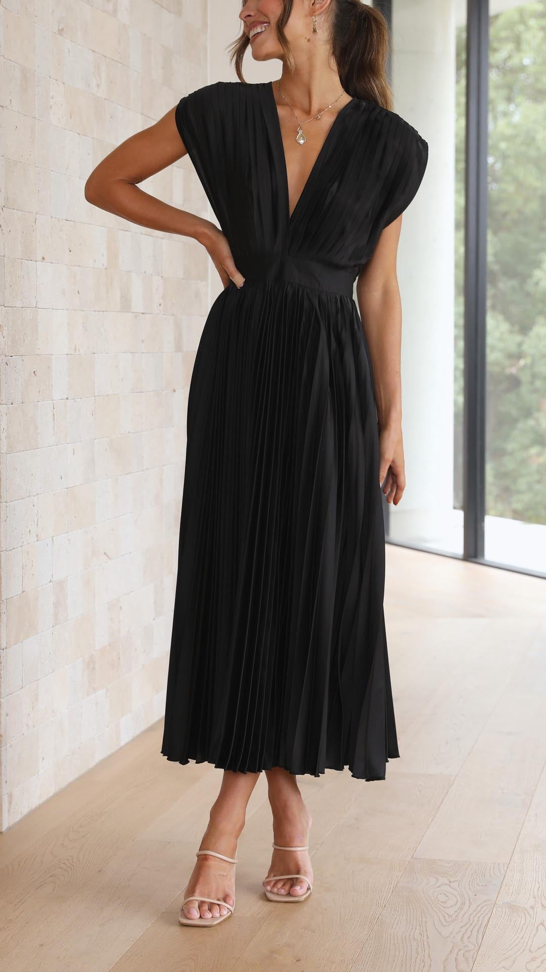 daisy | pleated v-neck maxi dress