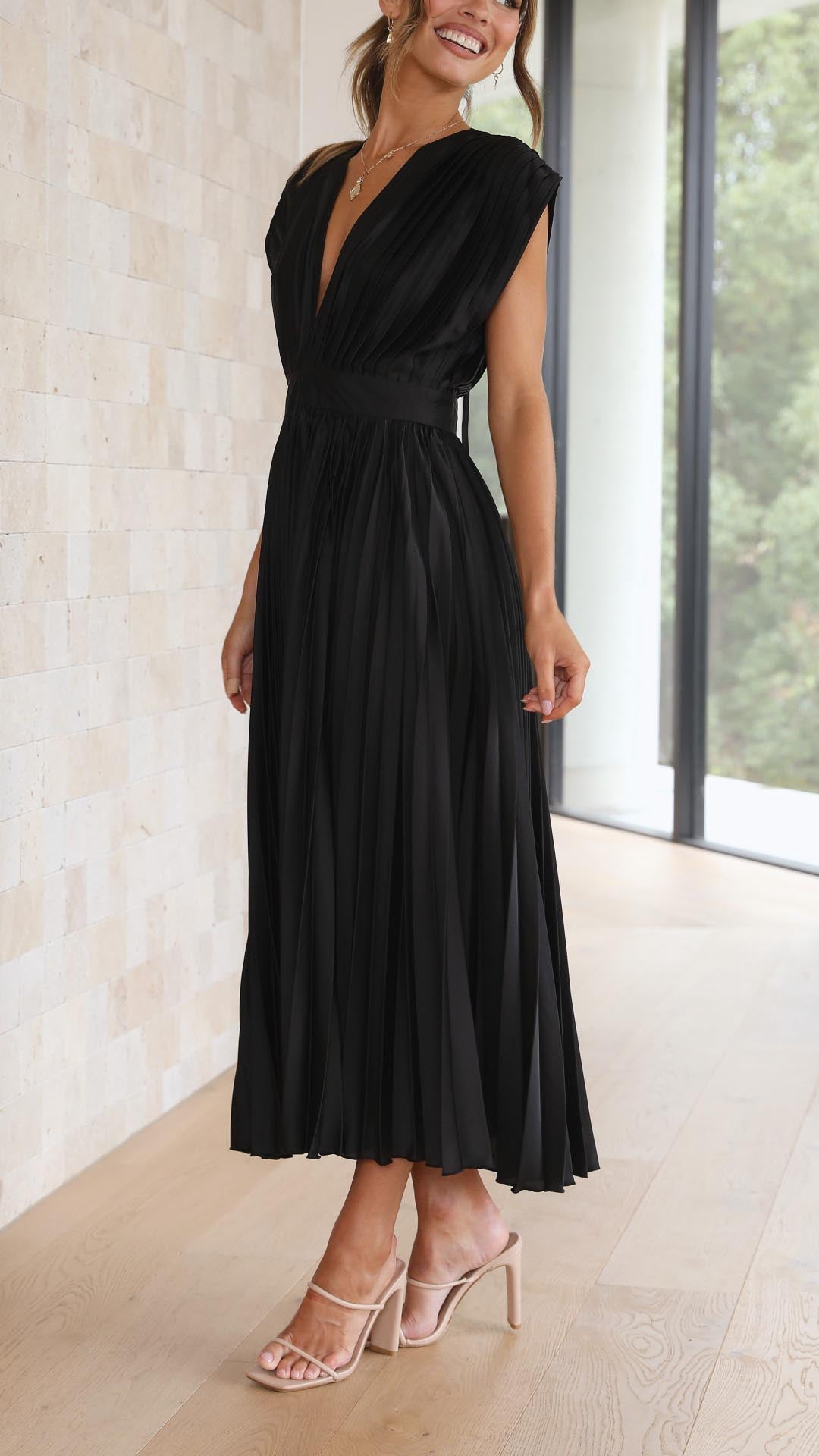 daisy | pleated v-neck maxi dress