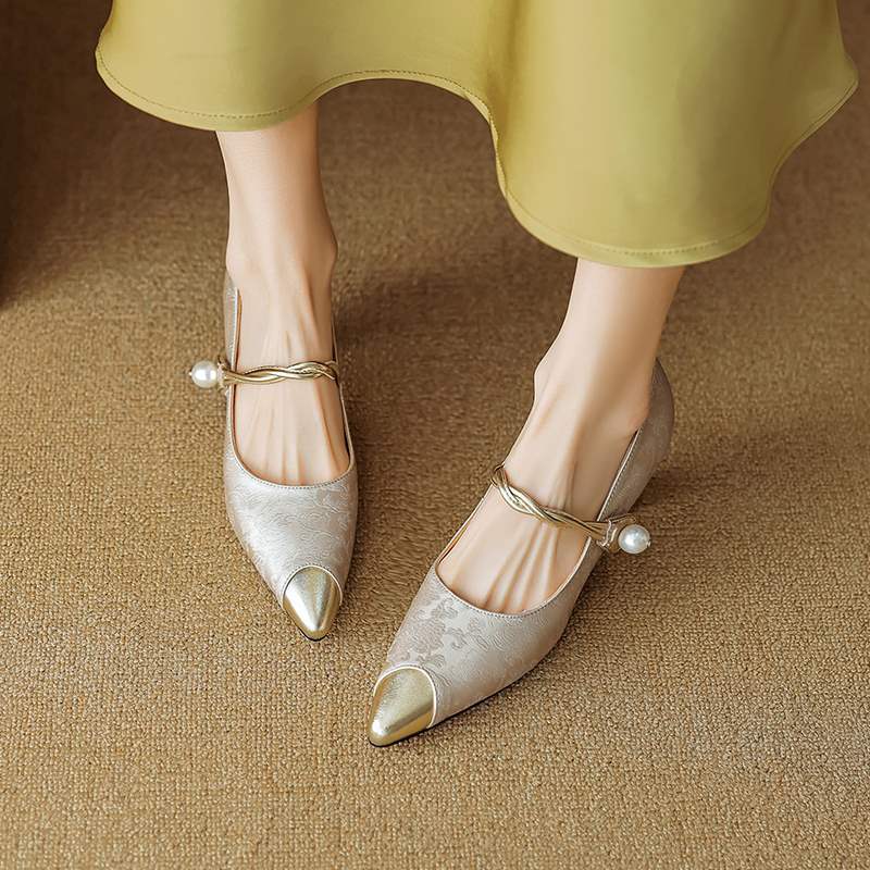 Women's Kitten Heels with Twisted Pearl Strap
